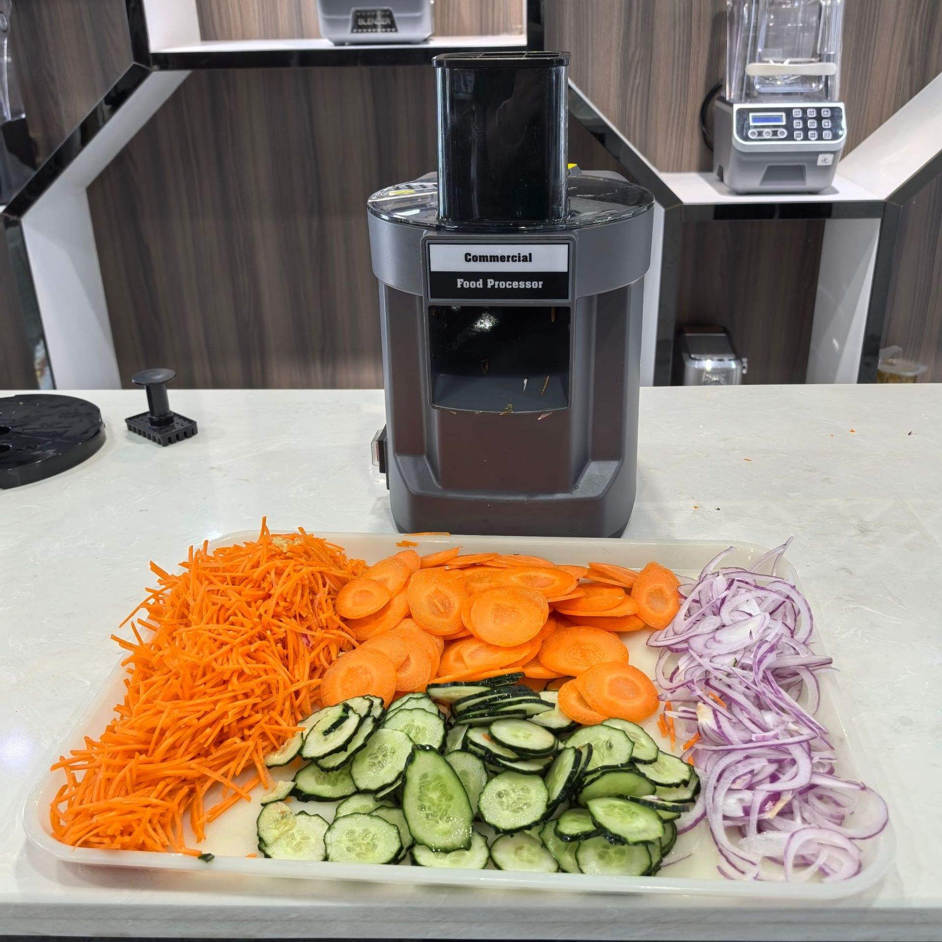 เครื่องหั่นผักไฟฟ้า 5 in 1 สำหรับร้านอาหารหรือสายเตรียมอาหารปริมาณมากๆ (Meal Prep) ปัญหาที่พบบ่อยที่สุดคือการเสียเวลาไปกับการหั่นและซอยผักจนล้ามือ วันนี้เราจะพาไปรู้จักกับ เครื่องหั่ดผักไฟฟ้า 5 in 1 ที่จะเปลี่ยนงานครัวที่แสนน่าเบื่อให้กลายเป็นเรื่องสนุกและรวดเร็วในพริบตา!