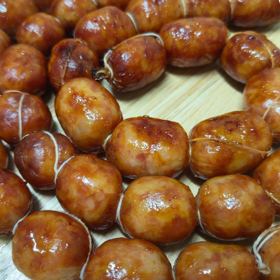 เชือกรัดอาหาร Food Grade ปลอดภัย 100% เชือกรัดอาหาร : หรือที่หลายคนคุ้นเคยกันดีในชื่อ เชือกมัดไส้กรอก นั้น เป็นอุปกรณ์สำคัญที่ขาดไม่ได้ในการทำไส้กรอก โดยเฉพาะไส้กรอกอีสานที่เราคุ้นเคยกันเป็นอย่างดี เชือกชนิดนี้มีหน้าที่หลักในการรัดไส้กรอกให้เป็นรูปทรงที่สวยงามและคงรูปขณะนำไปปรุงอาหาร ไม่ว่าจะเป็นการต้มหรือย่าง