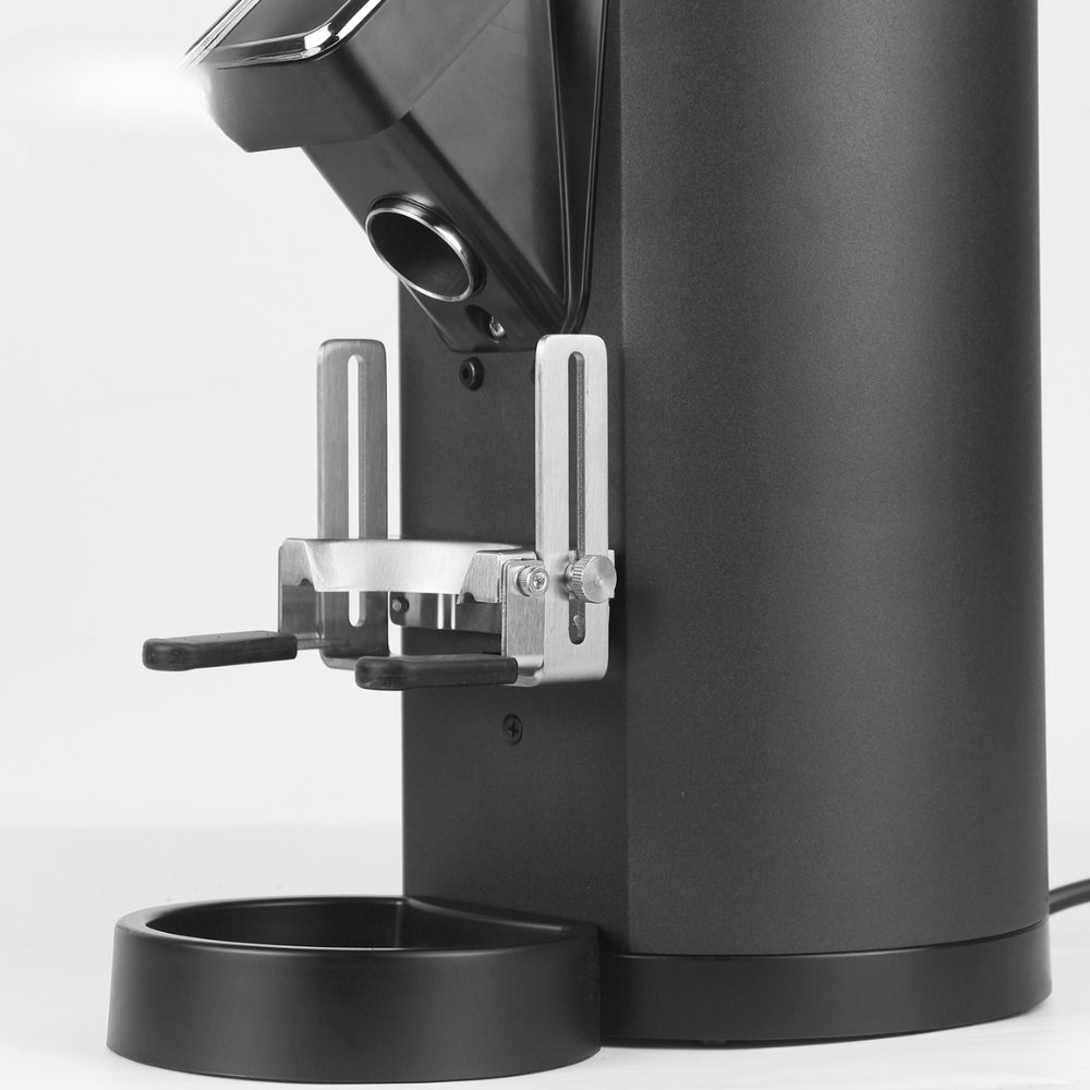 เครื่องบดกาแฟ รุ่น ZB-1007 เครื่องบดกาแฟไฟฟ้า รุ่น ZB-1007 เป็นเครื่องบดสไตล์ Commercial/Home-Pro ที่ออกแบบมาตอบโจทย์ทั้งร้านกาแฟและ สโลว์บาร์ ตัวเครื่องมาในโทนสีดำแมตต์ ดีไซน์ทรงกระบอกทันสมัย ให้ความรู้สึกแข็งแรงและเป็นโปรเฟสชันแนล