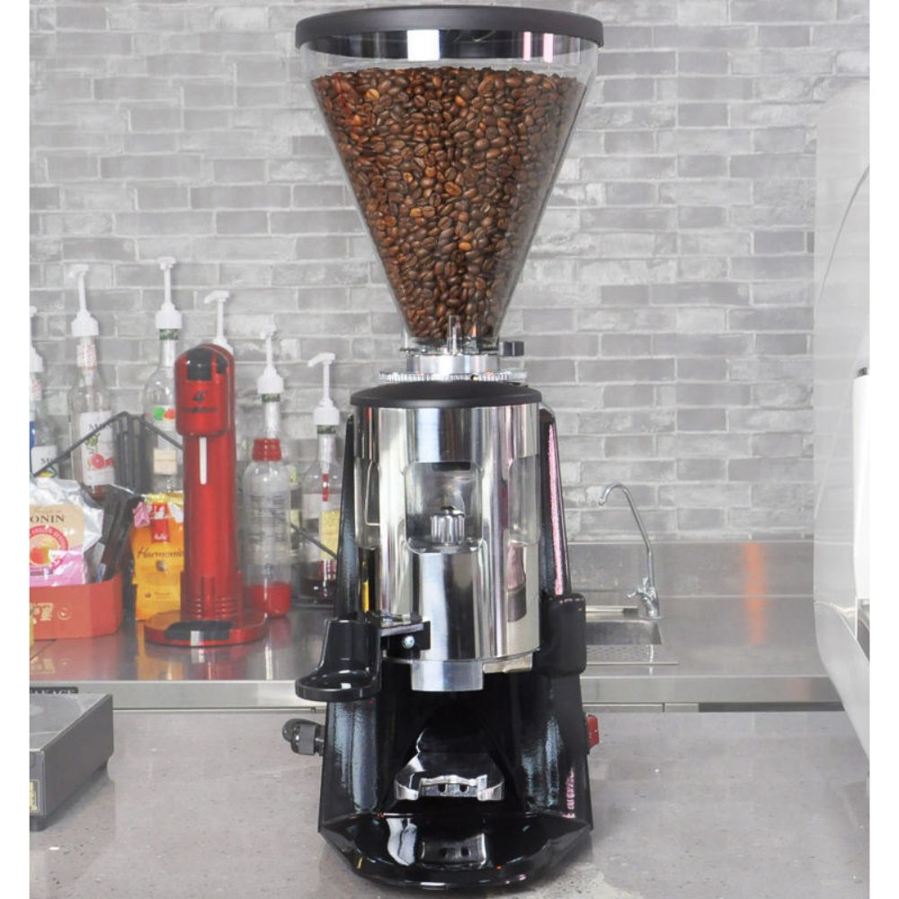 เครื่องบดกาแฟไฟฟ้า รุ่น ZB-640N ยกระดับรสชาติกาแฟของคุณสู่มาตรฐานร้านกาแฟชั้นนำด้วย เครื่องบดกาแฟไฟฟ้า รุ่น ZB-640N นี่คือเครื่องบดที่ออกแบบมาเพื่อตอบโจทย์ทั้ง Home Barista ที่จริงจัง และร้านกาแฟขนาดเล็กถึงกลาง ที่ต้องการความสม่ำเสมอและความละเอียดแม่นยำในการบดเมล็ดกาแฟ
