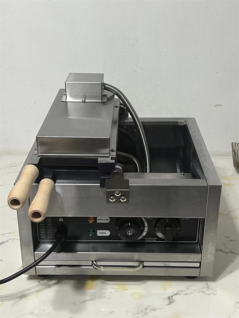 BS-1012A เครื่องทำขนมวาฟเฟิลข้าวโพดจิ๋ว 12 ชิ้น BS-1012A เครื่องทำขนมวาฟเฟิลข้าวโพดจิ๋ว 12 ชิ้น การสร้างจุดขายที่โดดเด่นและแตกต่างเป็นหัวใจสำคัญของการเรียกลูกค้า หากคุณกำลังมองหาเมนูสร้างอาชีพใหม่ หรือต้องการเพิ่มกิมมิกให้กับร้านค้า เครื่องทำขนมวาฟเฟิลข้าวโพดจิ๋ว 12 ชิ้น คือตัวช่วยที่จะเปลี่ยนแป้งวาฟเฟิลธรรมดาให้กลายเป็นขนมรูปฝักข้าวโพดสุดน่ารัก พกพาง่าย และดึงดูดสายตาได้อย่างแน่นอน